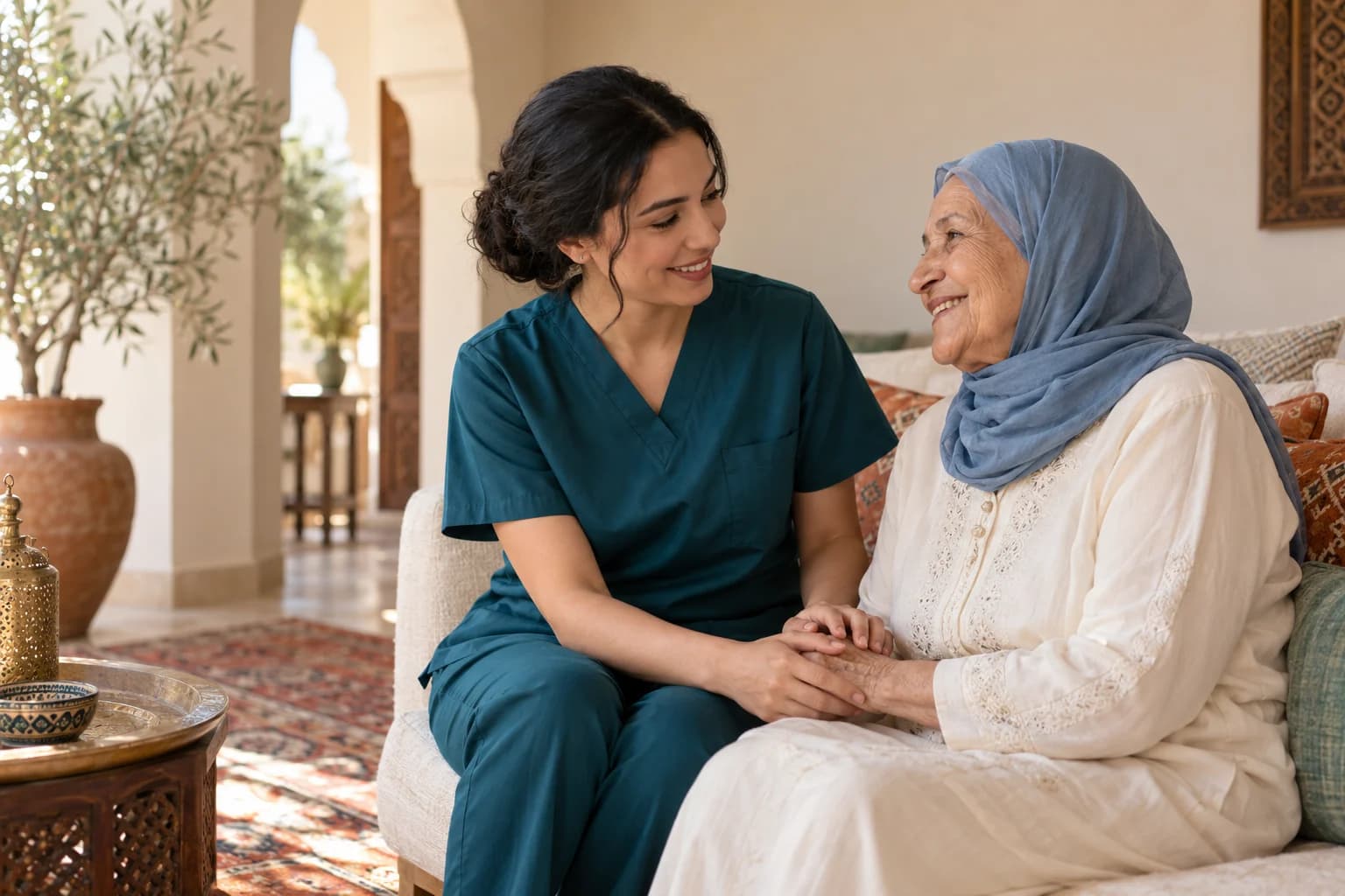 Une infirmière accompagne une femme âgée dans un intérieur marocain, illustration de l’accompagnement à domicile.
